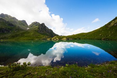 Alp Dağı gölü manzarası ve manzarası, mavi güzel ve şaşırtıcı göl manzarası, geniş açı mercek manzarası ve Svaneti, Georgia 'daki Okhrotskhali' de dağ yansımaları..