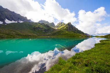 Alp Dağı gölü manzarası ve manzarası, mavi güzel ve şaşırtıcı göl manzarası, geniş açı mercek manzarası ve Svaneti, Georgia 'daki Okhrotskhali' de dağ yansımaları..