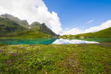 Alp Dağı gölü manzarası ve manzarası, mavi güzel ve şaşırtıcı göl manzarası, geniş açı mercek manzarası ve Svaneti, Georgia 'daki Okhrotskhali' de dağ yansımaları..