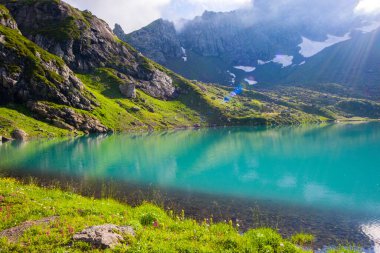 Alp Dağı gölü manzarası ve manzarası, mavi güzel ve şaşırtıcı göl manzarası, geniş açı mercek manzarası ve Svaneti, Georgia 'daki Okhrotskhali' de dağ yansımaları..