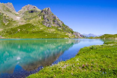 Alp Dağı gölü manzarası ve manzarası, mavi güzel ve şaşırtıcı göl manzarası, geniş açı mercek manzarası ve Svaneti, Georgia 'daki Okhrotskhali' de dağ yansımaları..