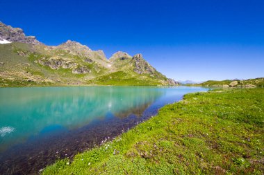 Alp Dağı gölü manzarası ve manzarası, mavi güzel ve şaşırtıcı göl manzarası, geniş açı mercek manzarası ve Svaneti, Georgia 'daki Okhrotskhali' de dağ yansımaları..