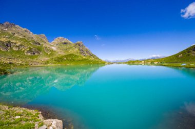 Alp Dağı gölü manzarası ve manzarası, mavi güzel ve şaşırtıcı göl manzarası, geniş açı mercek manzarası ve Svaneti, Georgia 'daki Okhrotskhali' de dağ yansımaları..