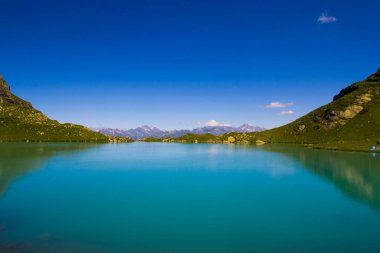 Alp Dağı gölü manzarası ve manzarası, mavi güzel ve şaşırtıcı göl manzarası, geniş açı mercek manzarası ve Svaneti, Georgia 'daki Okhrotskhali' de dağ yansımaları..