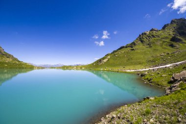 Alp Dağı gölü manzarası ve manzarası, mavi güzel ve şaşırtıcı göl manzarası, geniş açı mercek manzarası ve Svaneti, Georgia 'daki Okhrotskhali' de dağ yansımaları..