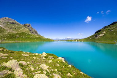 Alp Dağı gölü manzarası ve manzarası, mavi güzel ve şaşırtıcı göl manzarası, geniş açı mercek manzarası ve Svaneti, Georgia 'daki Okhrotskhali' de dağ yansımaları..