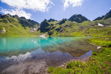 Alp Dağı gölü manzarası ve manzarası, mavi güzel ve şaşırtıcı göl manzarası, geniş açı mercek manzarası ve Svaneti, Georgia 'daki Okhrotskhali' de dağ yansımaları..