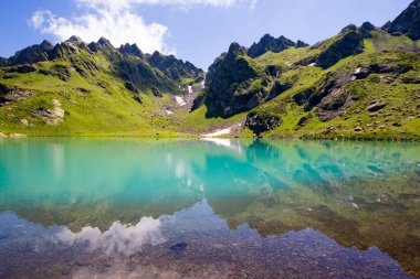 Alp Dağı gölü manzarası ve manzarası, mavi güzel ve şaşırtıcı göl manzarası, geniş açı mercek manzarası ve Svaneti, Georgia 'daki Okhrotskhali' de dağ yansımaları..