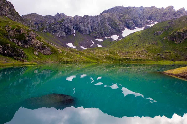 Alpine Berg Meer Landschap Uitzicht Blauw Mooi Geweldig Meer Panorama — Stockfoto