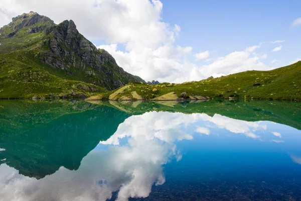 Alpesi Hegyi Táj Kilátás Kék Gyönyörű Csodálatos Panoráma Széles Látószögű — Stock Fotó