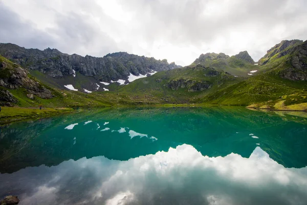 Alpine Montaña Lago Paisaje Vista Azul Hermoso Sorprendente Lago Panorama — Foto de Stock