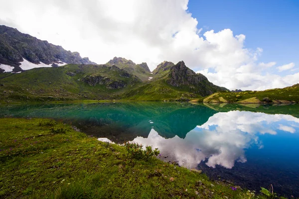 Alpine Montaña Lago Paisaje Vista Azul Hermoso Sorprendente Lago Panorama — Foto de Stock