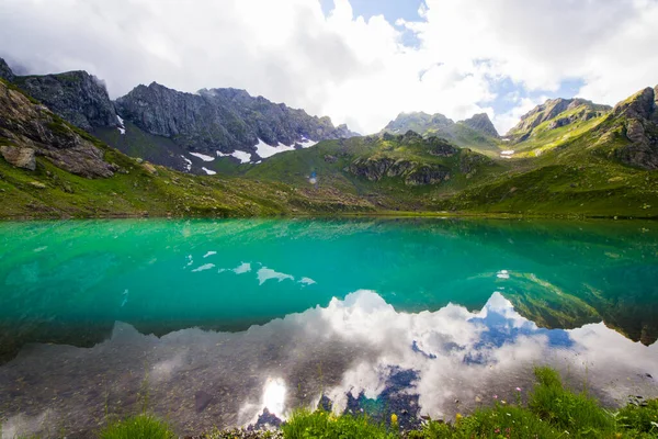 Alpine Gebirgsseenlandschaft Und Aussicht Blaues Wunderschönes Und Erstaunliches Seepanorama Weitwinkelobjektivlandschaft — Stockfoto