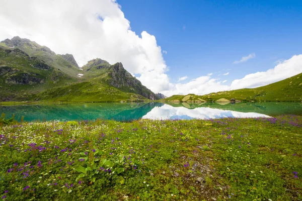 Alpine Gebirgsseenlandschaft Und Aussicht Blaues Wunderschönes Und Erstaunliches Seepanorama Weitwinkelobjektivlandschaft — Stockfoto