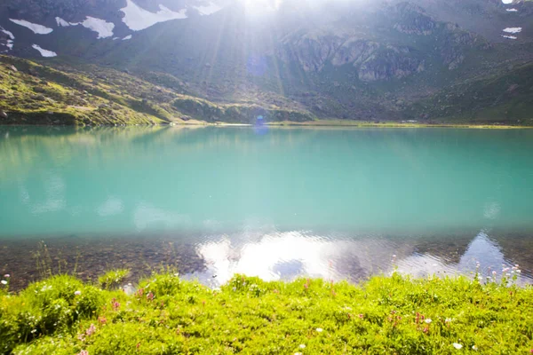 Montagna Alpina Paesaggio Lacustre Vista Blu Bellissimo Sorprendente Panorama Lacustre — Foto Stock