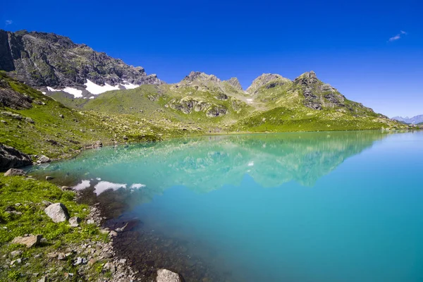 アルパイン山の湖の風景と景色 青美しく素晴らしい湖のパノラマ 広い角度のレンズの風景とスヴァネティ ジョージア州のOkhrotskhaliの山の反射 — ストック写真