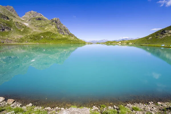 Alpine Montaña Lago Paisaje Vista Azul Hermoso Sorprendente Lago Panorama — Foto de Stock