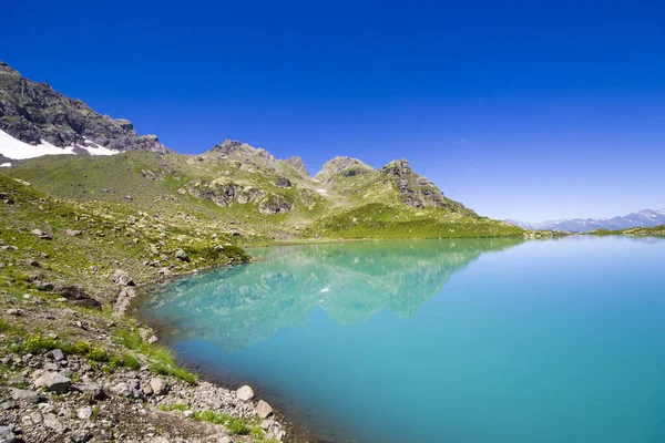 Alpine Montaña Lago Paisaje Vista Azul Hermoso Sorprendente Lago Panorama — Foto de Stock