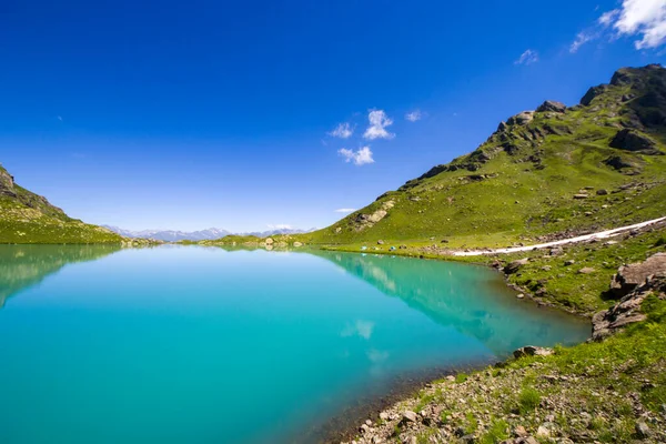 Alpine Gebirgsseenlandschaft Und Aussicht Blaues Wunderschönes Und Erstaunliches Seepanorama Weitwinkelobjektivlandschaft — Stockfoto