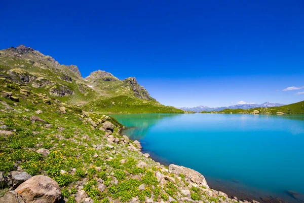 Alpine Gebirgsseenlandschaft Und Aussicht Blaues Wunderschönes Und Erstaunliches Seepanorama Weitwinkelobjektivlandschaft — Stockfoto