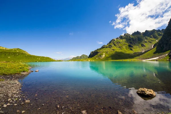 Montagna Alpina Paesaggio Lacustre Vista Blu Bellissimo Sorprendente Panorama Lacustre — Foto Stock