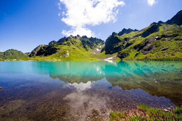 Alpine Gebirgsseenlandschaft Und Aussicht Blaues Wunderschönes Und Erstaunliches Seepanorama Weitwinkelobjektivlandschaft — Stockfoto