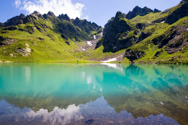 佐治亚州斯瓦内特市Okhrotskhali高山湖景与景观 蓝色美丽迷人的湖泊全景 广角镜头景观与山地倒影 — 图库照片