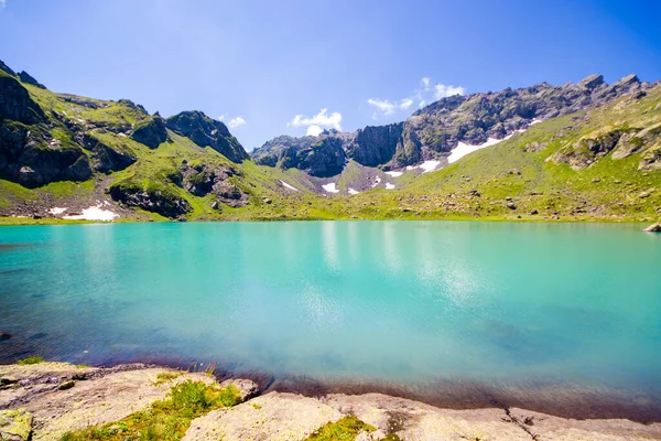 Alpine Gebirgsseenlandschaft Und Aussicht Blaues Wunderschönes Und Erstaunliches Seepanorama Weitwinkelobjektivlandschaft — Stockfoto