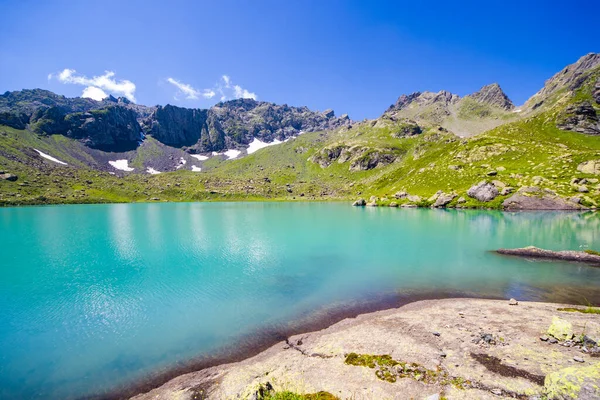 佐治亚州斯瓦内特市Okhrotskhali高山湖景与景观 蓝色美丽迷人的湖泊全景 广角镜头景观与山地倒影 — 图库照片