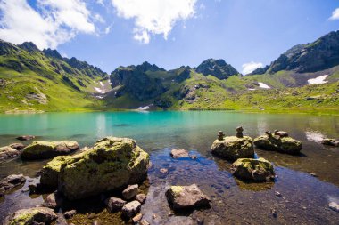 Alp Dağı gölü manzarası ve manzarası, mavi güzel ve şaşırtıcı göl manzarası, geniş açı mercek manzarası ve Svaneti, Georgia 'daki Okhrotskhali' de dağ yansımaları..