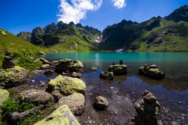 Alp Dağı gölü manzarası ve manzarası, mavi güzel ve şaşırtıcı göl manzarası, geniş açı mercek manzarası ve Svaneti, Georgia 'daki Okhrotskhali' de dağ yansımaları..