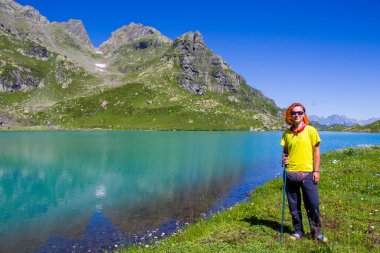 Gürcistan 'ın Svaneti şehrinde yürüyüş ve yürüyüş yapan gezgin ve gezgin, genç ve yetişkin bir kadın..
