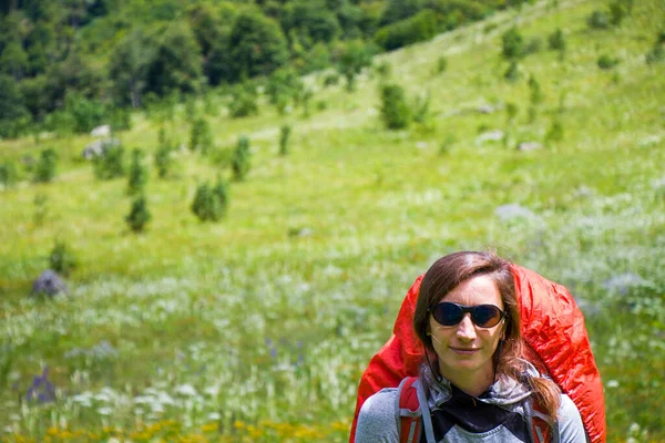 Turysta Turysta Górskiej Dolinie Polu Trekking Turystyka Sceny Svaneti Gruzja — Zdjęcie stockowe