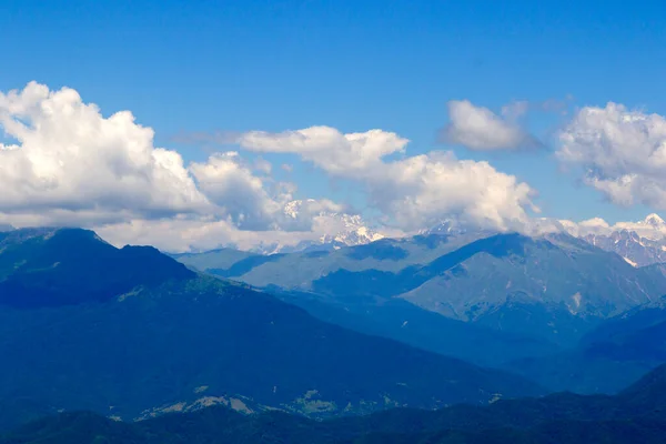 ラチャ グルジアのコーカサス山脈の山の風景と景色 — ストック写真