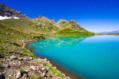 Alp Dağı gölü manzarası ve manzarası, mavi güzel ve şaşırtıcı göl manzarası, geniş açı mercek manzarası ve Svaneti, Georgia 'daki Okhrotskhali' de dağ yansımaları..