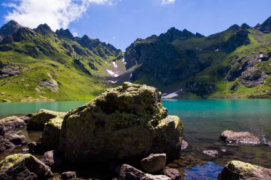 Alp Dağı gölü manzarası ve manzarası, mavi güzel ve şaşırtıcı göl manzarası, geniş açı mercek manzarası ve Svaneti, Georgia 'daki Okhrotskhali' de dağ yansımaları..