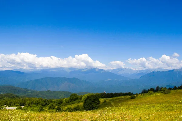 ラチャ グルジアのコーカサス山脈の山の風景と景色 — ストック写真