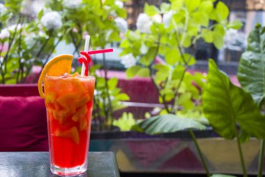 Alkollü kokteyl ve limonata, masada portakal rengi kokteyl.