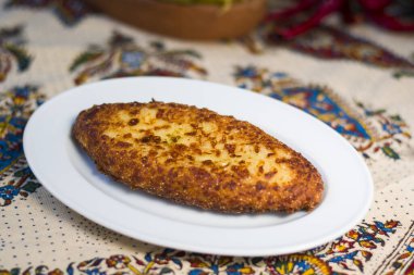 Geleneksel Gürcistan yemeği Chvishtari, peynirli ve mısırlı mısır. Pişmiş ve yemeye hazır. Tiflis, Gürcistan.
