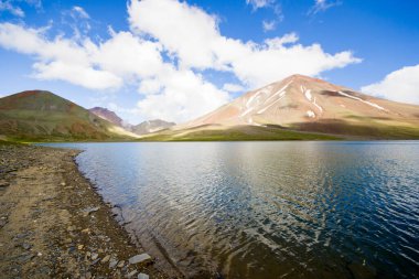 Gündüz Alp Dağı Gölü, güneş ışığı ve Gürcistan 'ın Hazbegi kentindeki renkli manzara. Khelitsadi Gölü.