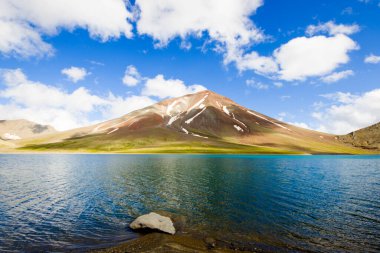 Gündüz Alp Dağı Gölü, güneş ışığı ve Gürcistan 'ın Hazbegi kentindeki renkli manzara. Khelitsadi Gölü.