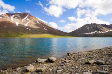 Gündüz Alp Dağı Gölü, güneş ışığı ve Gürcistan 'ın Hazbegi kentindeki renkli manzara. Khelitsadi Gölü.
