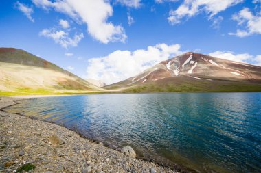 Gündüz Alp Dağı Gölü, güneş ışığı ve Gürcistan 'ın Hazbegi kentindeki renkli manzara. Khelitsadi Gölü.