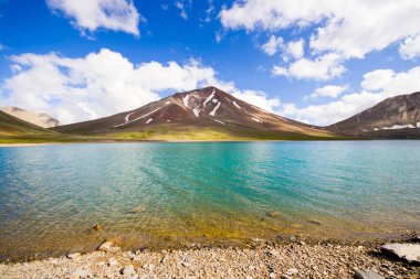 Gündüz Alp Dağı Gölü, güneş ışığı ve Gürcistan 'ın Hazbegi kentindeki renkli manzara. Khelitsadi Gölü.