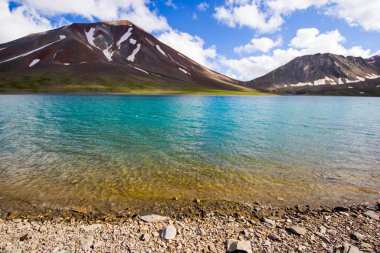 Gündüz Alp Dağı Gölü, güneş ışığı ve Gürcistan 'ın Hazbegi kentindeki renkli manzara. Khelitsadi Gölü.