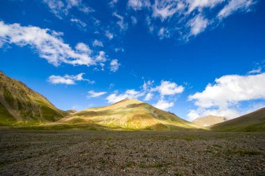 Dağların manzarası ve Kafkas sıradağları Khazbegi, Gürcistan