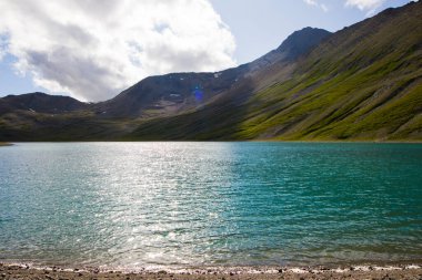 Gündüz Alp Dağı Gölü, güneş ışığı ve Gürcistan 'ın Hazbegi kentindeki renkli manzara. Khelitsadi Gölü.
