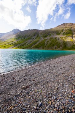Gündüz Alp Dağı Gölü, güneş ışığı ve Gürcistan 'ın Hazbegi kentindeki renkli manzara. Khelitsadi Gölü.