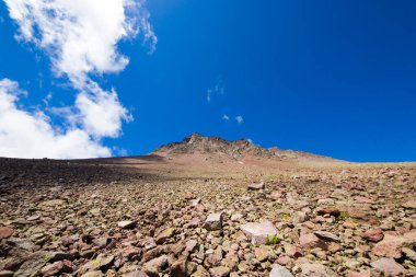 Dağların manzarası ve Kafkas sıradağları Khazbegi, Gürcistan