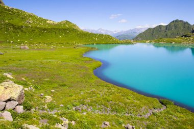 Gündüz Alp Dağı Gölü, güneş ışığı ve Svaneti, Georgia 'daki Altın Su Gölü' nün renkli manzarası..